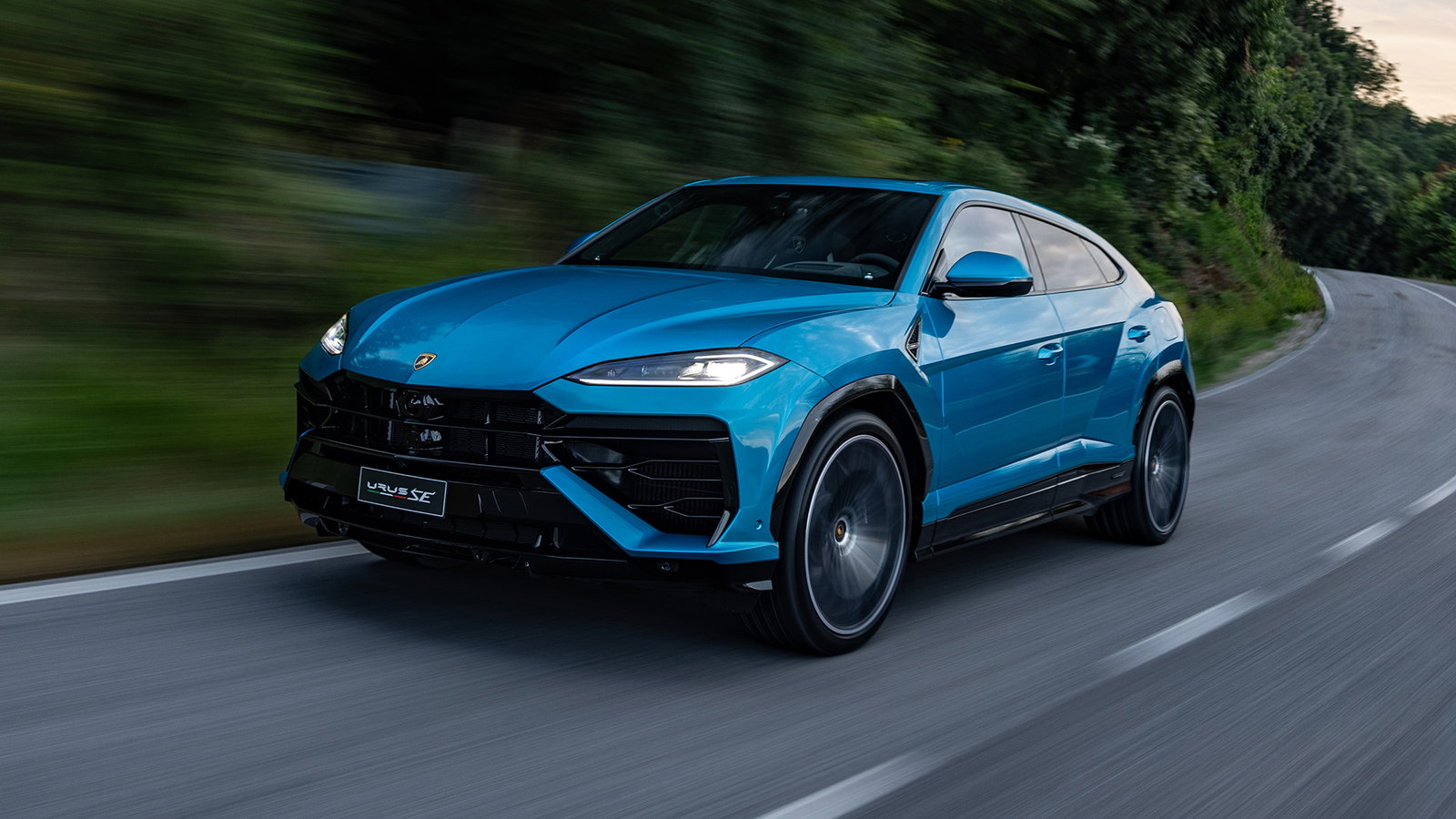 Lamborghini Urus SE, front 3/4, driving